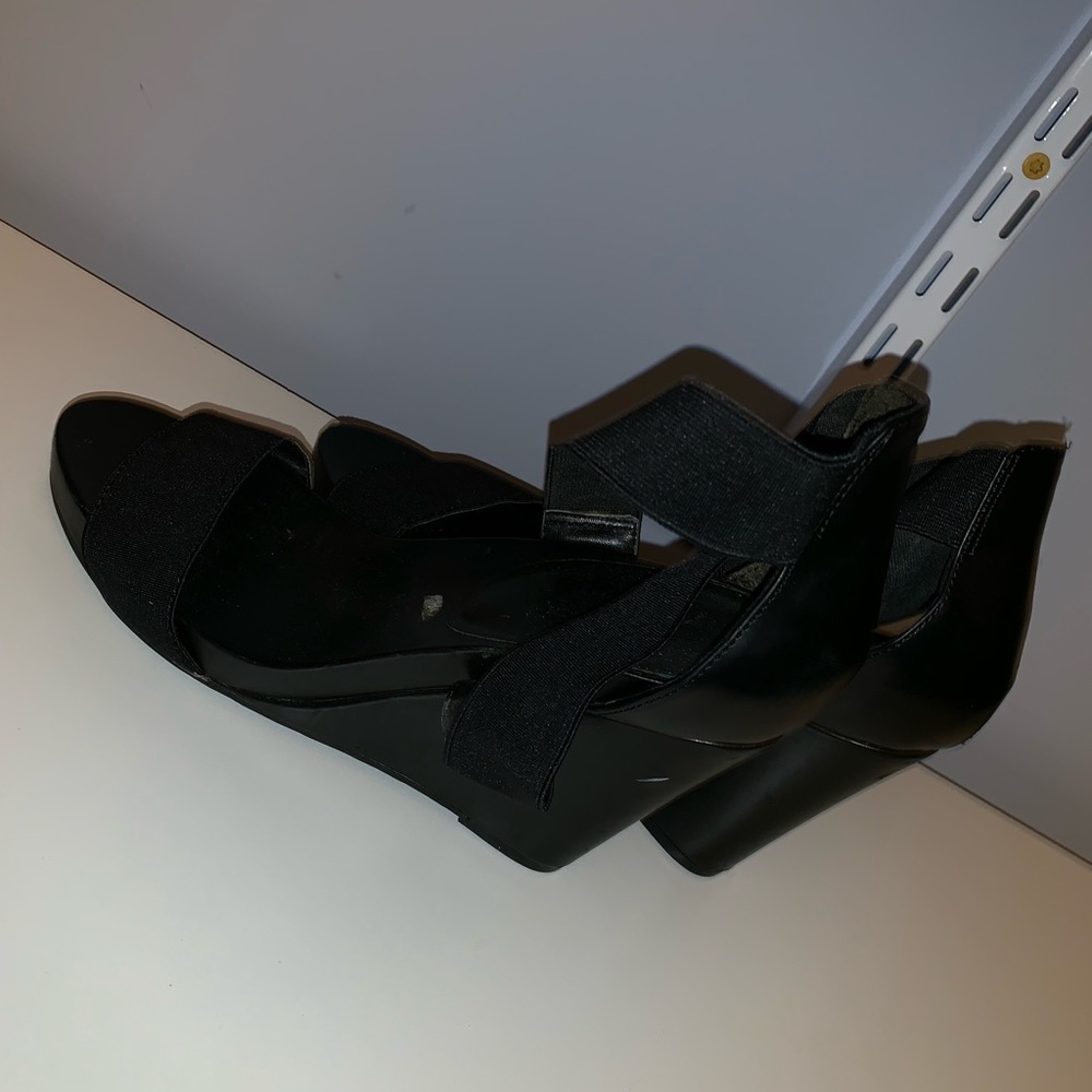 Black wedges with cross strap in the front